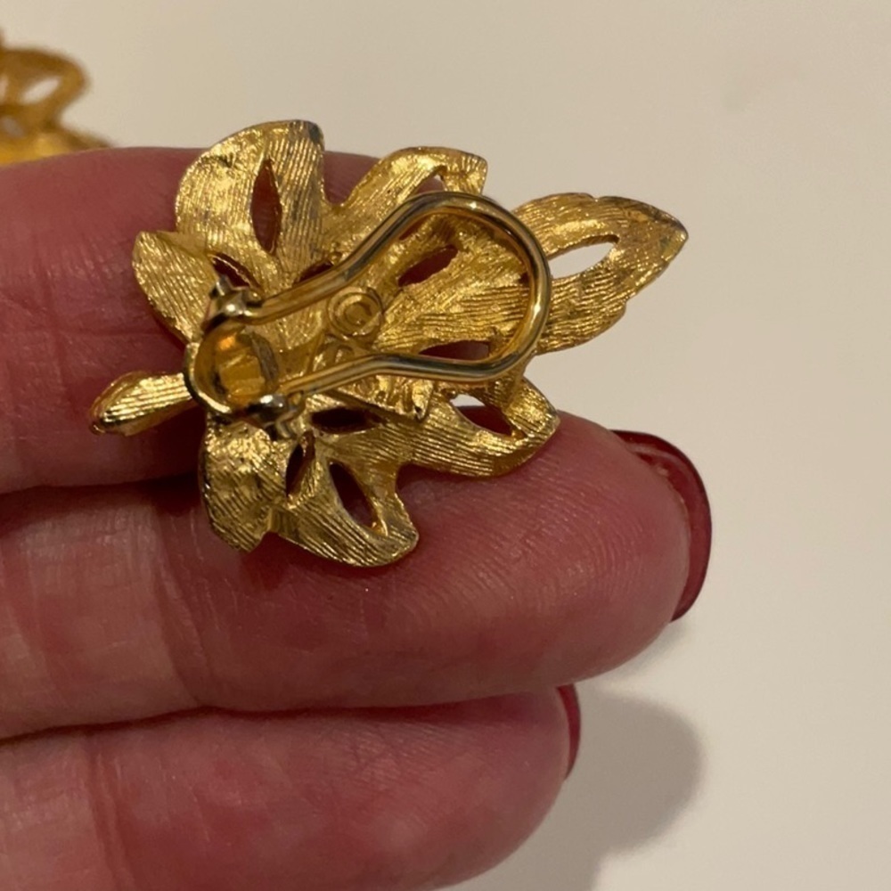 Vintage shiny gold leaf clip earrings. Marked “B.S.K.” - Picture 5 of 6
